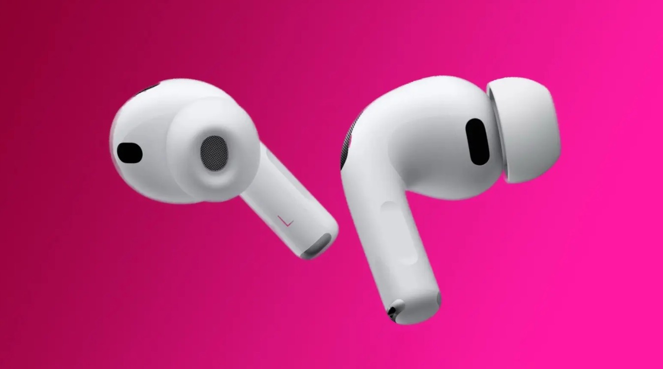 من موقع فون إسلام: تظهر سماعتا أذن AirPods Pro 4 اللاسلكيتان باللون الأبيض مع أطراف من السيليكون على خلفية وردية اللون.
