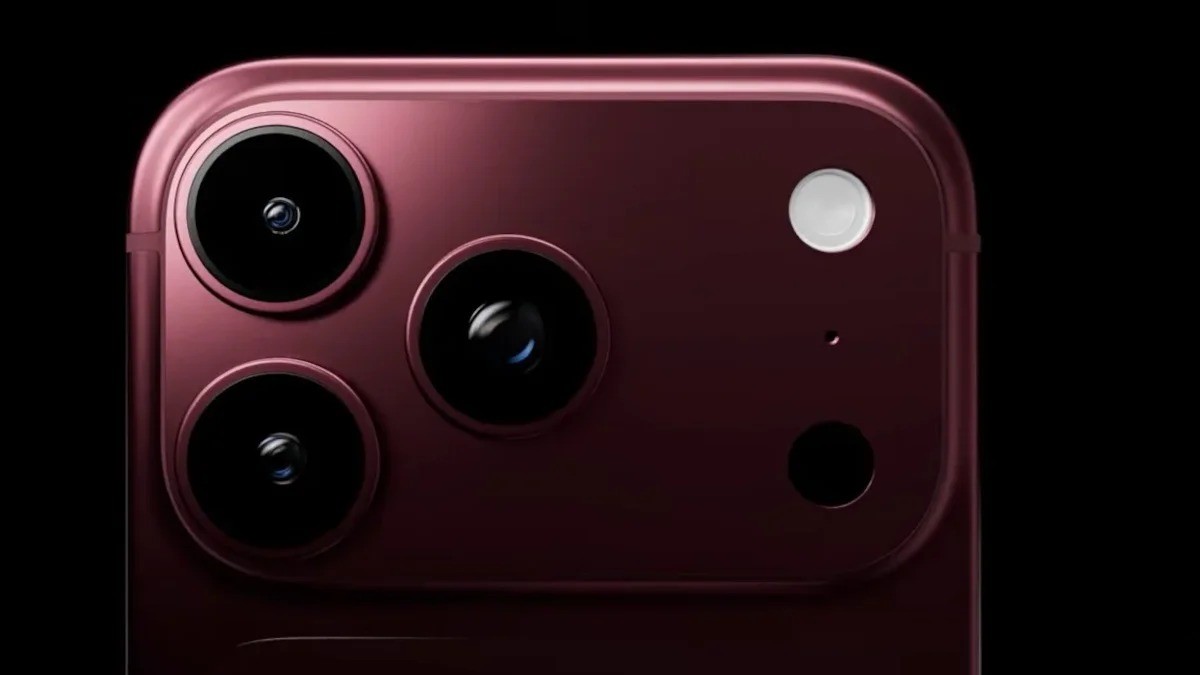 من موقع فون إسلام: منظر عن قرب لوحدة الكاميرا الخلفية على الهاتف الذكي باللون الكستنائي آي برو 18 الكستنائي الذي يتميز بثلاث عدسات كاميرا وفلاش - مظهر مذهل على خلفية سوداء مع ميزة جديدة.