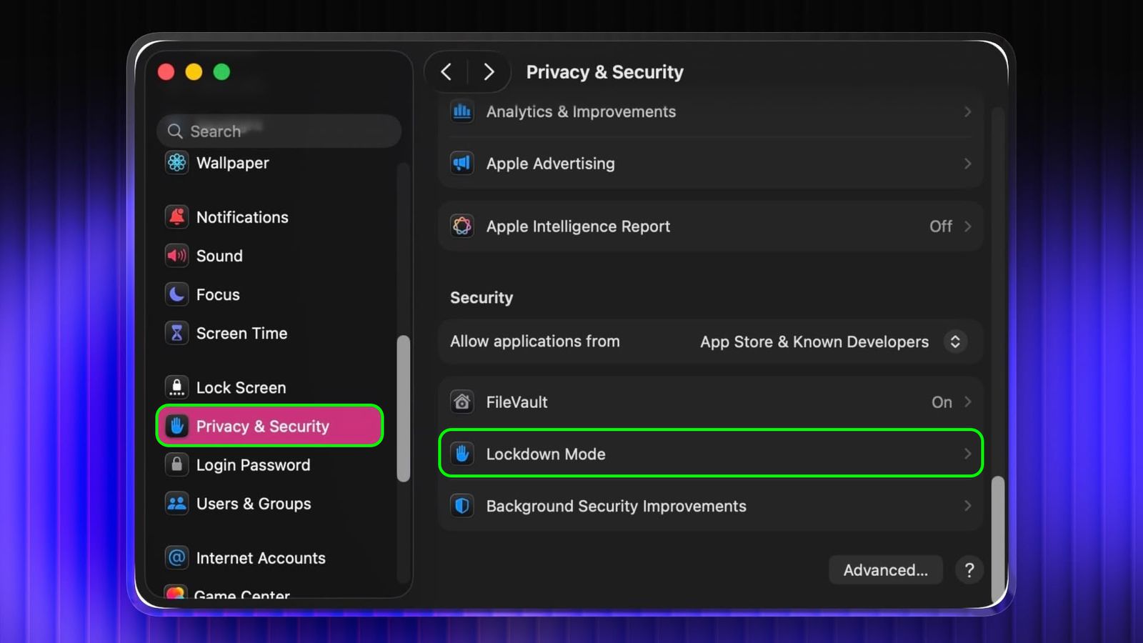 من موقع فون إسلام: تُظهر شاشة الكمبيوتر إعدادات الخصوصية والأمان على جهاز ماكنتوش، مع تسليط الضوء على خيار "وضع الإغلاق" (نمط الحماية القصوى) ضمن قسم الأمان، وهي ميزة متاحة أيضًا على أجهزة مثل الآي-فون وآيباد.