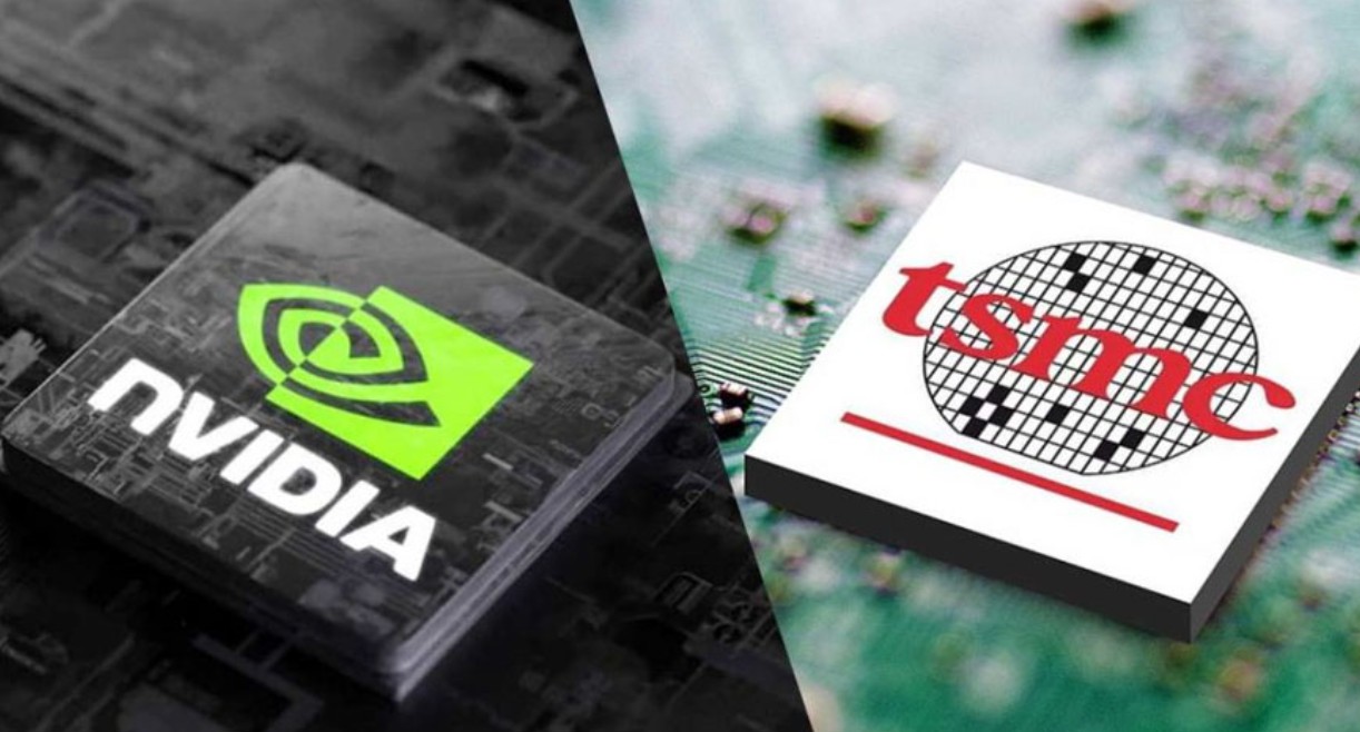 من موقع فون إسلام: تُظهر صورة مقسمة شعار Nvidia على شريحة على اليسار وشعار TSMC على شريحة على اليمين، وكلاهما موضوعان على لوحات الدوائر الكهربائية, مما يسلط الضوء على دور رقائق الذاكرة في أجهزة مثل آبل تأثيرها على أسعار الآي-فون.