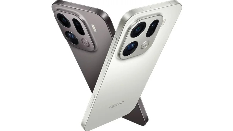 من موقع فون إسلام: تم وضع هاتفين ذكيين من Oppo، أحدهما فضي اللون والآخر رمادي، متقابلين مع وحدات الكاميرا الخلفية الثلاثية وشعار العلامة التجارية، مما يوفر بديلاً أنيقًا لهاتف آي ڤون 17 برو القادم.