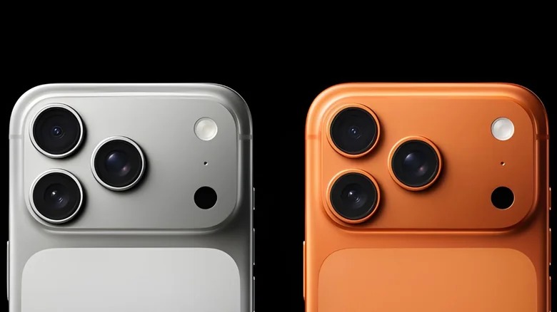 من موقع فون إسلام: يُعرض هاتفان ذكيان، أحدهما فضي والآخر برتقالي، جنباً إلى جنب على خلفية سوداء، ويضم كل منهما ثلاث كاميرات خلفية وفلاشاً يعرض التصميم المتوقع لهاتف آي فون 17 برو.