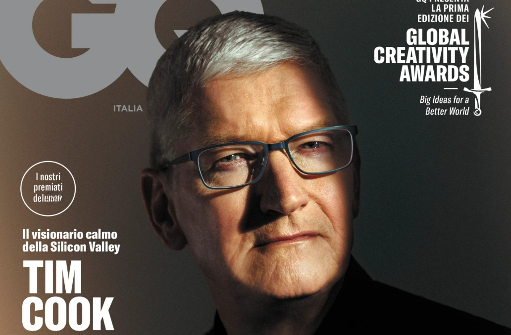 من موقع فون إسلام: صورة مقربة لـ تيم كوك وهو يرتدي نظارات على غلاف مجلة GQ الإيطالية، مع نص عن جوائز الإبداع العالمية ووادي السيليكون.