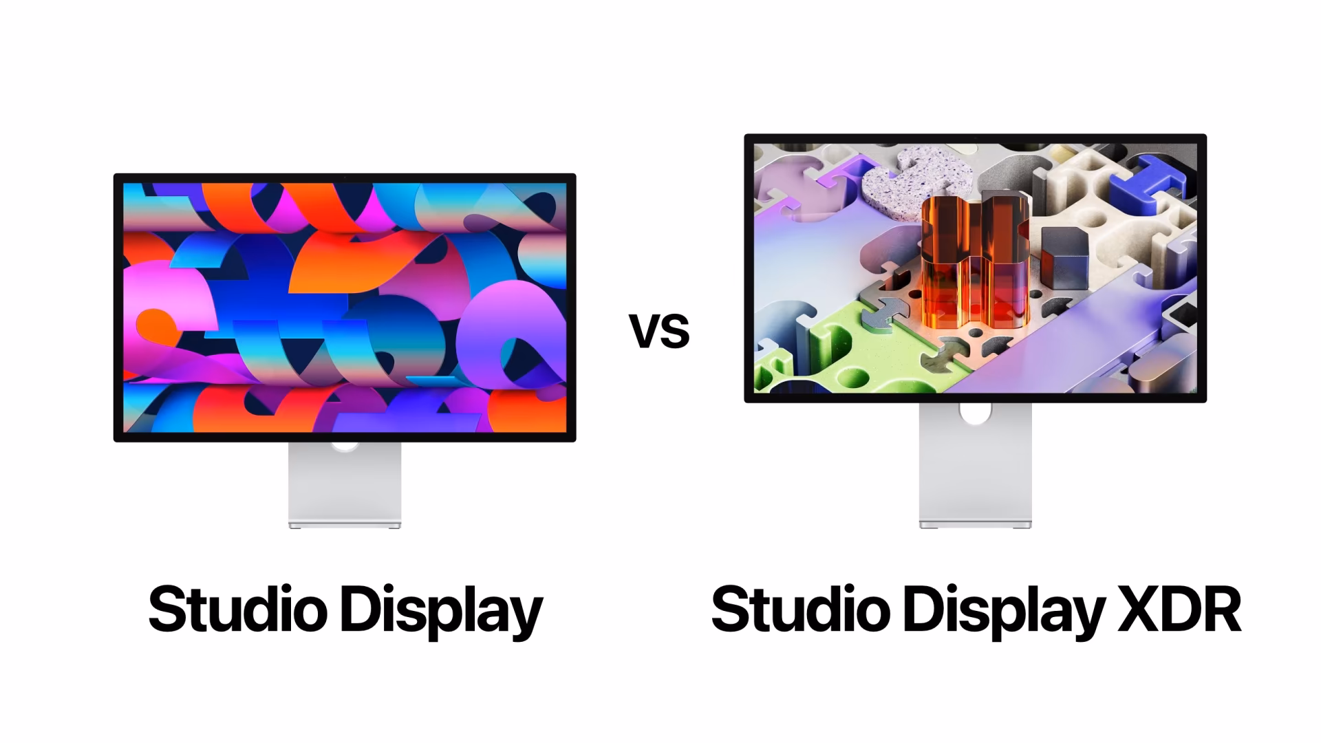 من موقع فون إسلام: مقارنة جنباً إلى جنب بين شاشة Apple Studio Display على اليسار وشاشة Apple Studio Display XDR على اليمين، حيث تعرض كل منهما رسومات ملونة مجردة.