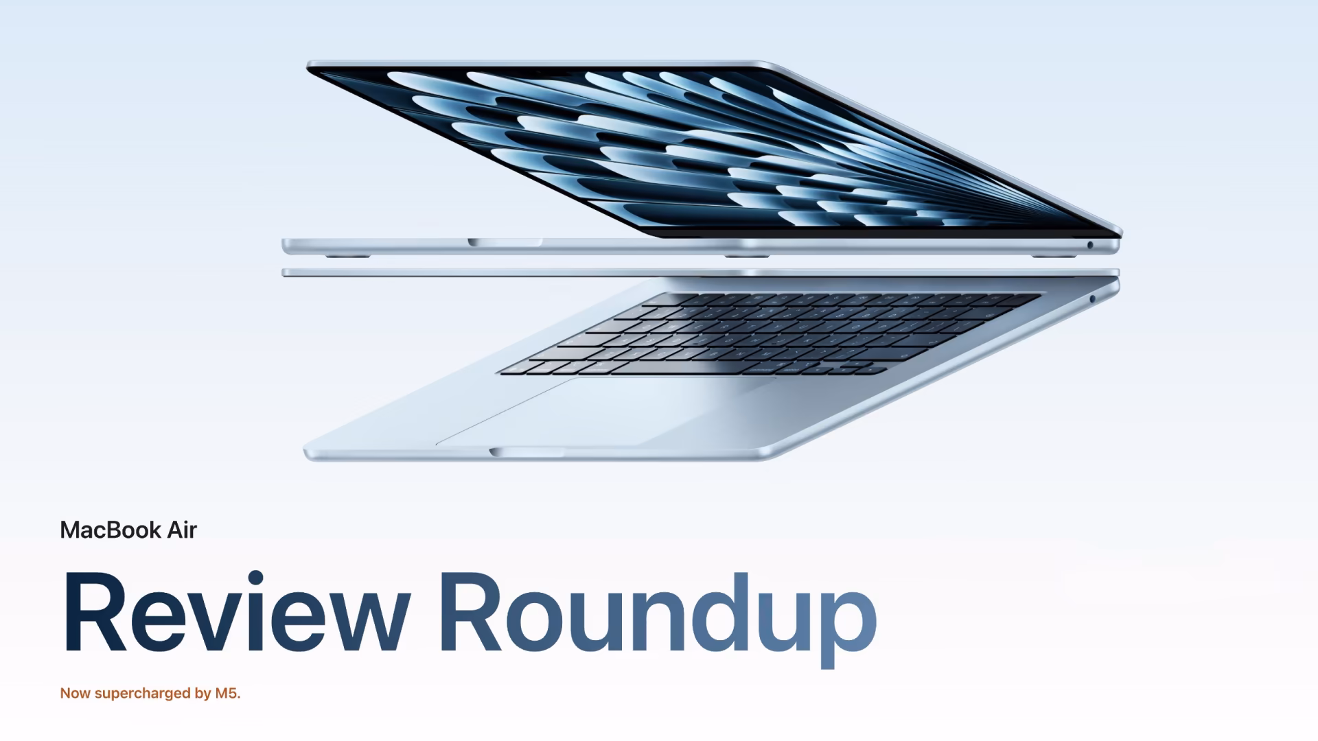 من موقع فون إسلام: كمبيوتر MacBook Air المحمول مفتوح جزئياً فوق نص "تقرير المراجعة"، مع ملاحظة تقول "الآن فائق الشحن بواسطة M5.