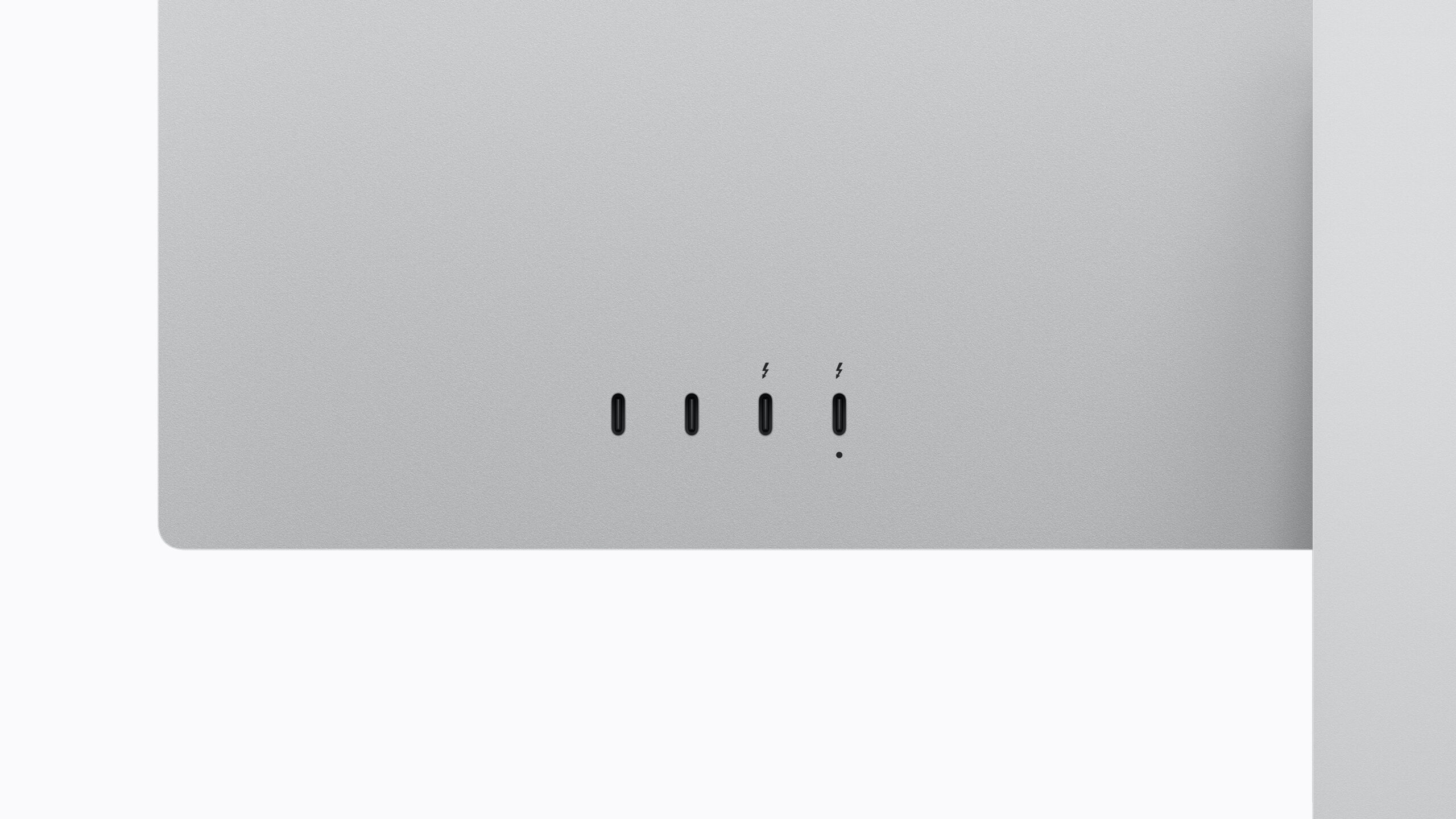 من موقع فون إسلام: لقطة مقرّبة للجزء الخلفي من كمبيوتر Studio Display XDR الفضي تُظهر أربعة منافذ: منفذان Thunderbolt ومنفذان USB-C.