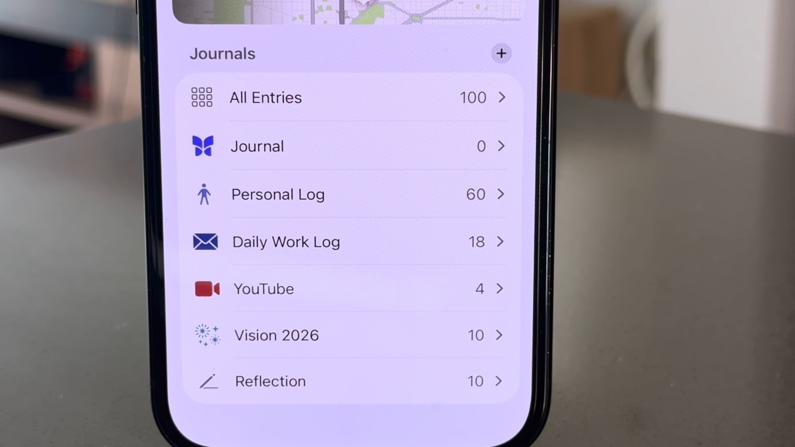 من موقع فون إسلام: تعرض شاشة الهاتف الذكي تطبيق اليوم آبل تعرض الفئات وعدد الإدخالات: جميع الإدخالات 100، السجل الشخصي 60، سجل العمل اليومي 18، يوتيوب 4، رؤية 2026 4، تأملات 10.