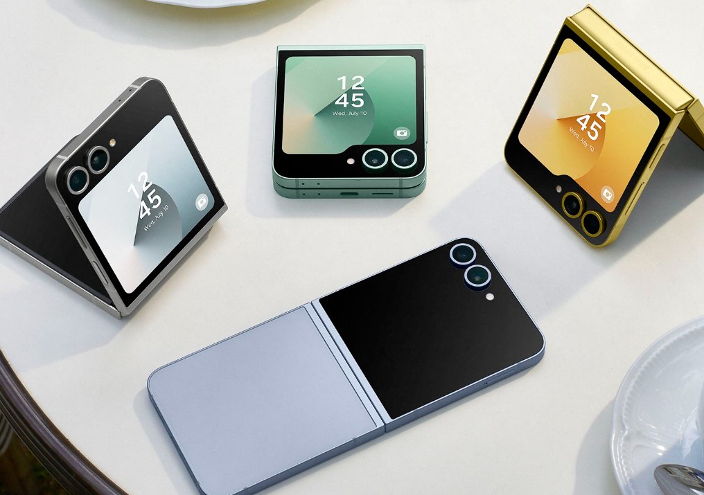 من موقع فون إسلام: تم عرض أربعة هواتف ذكية قابلة للطي، تذكرنا بهواتف القابل للطي على سطح أبيض - اثنان مطويان جزئياً واثنان غير مطويين بالكامل - لتظهر شاشاتها النابضة بالحياة وكاميراتها الخلفية المزدوجة.