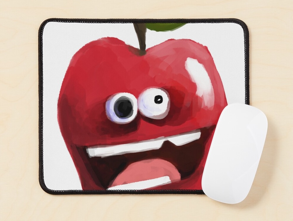 من موقع فون إسلام: وسادة فأرة تتميز بتفاحة حمراء كرتونية بعيون جوجلي وفم كبير مفتوح وورقة في الأعلى - مثالية لإعداد MacBook Neo الخاص بك. توجد فأرة كمبيوتر بيضاء على اليمين.