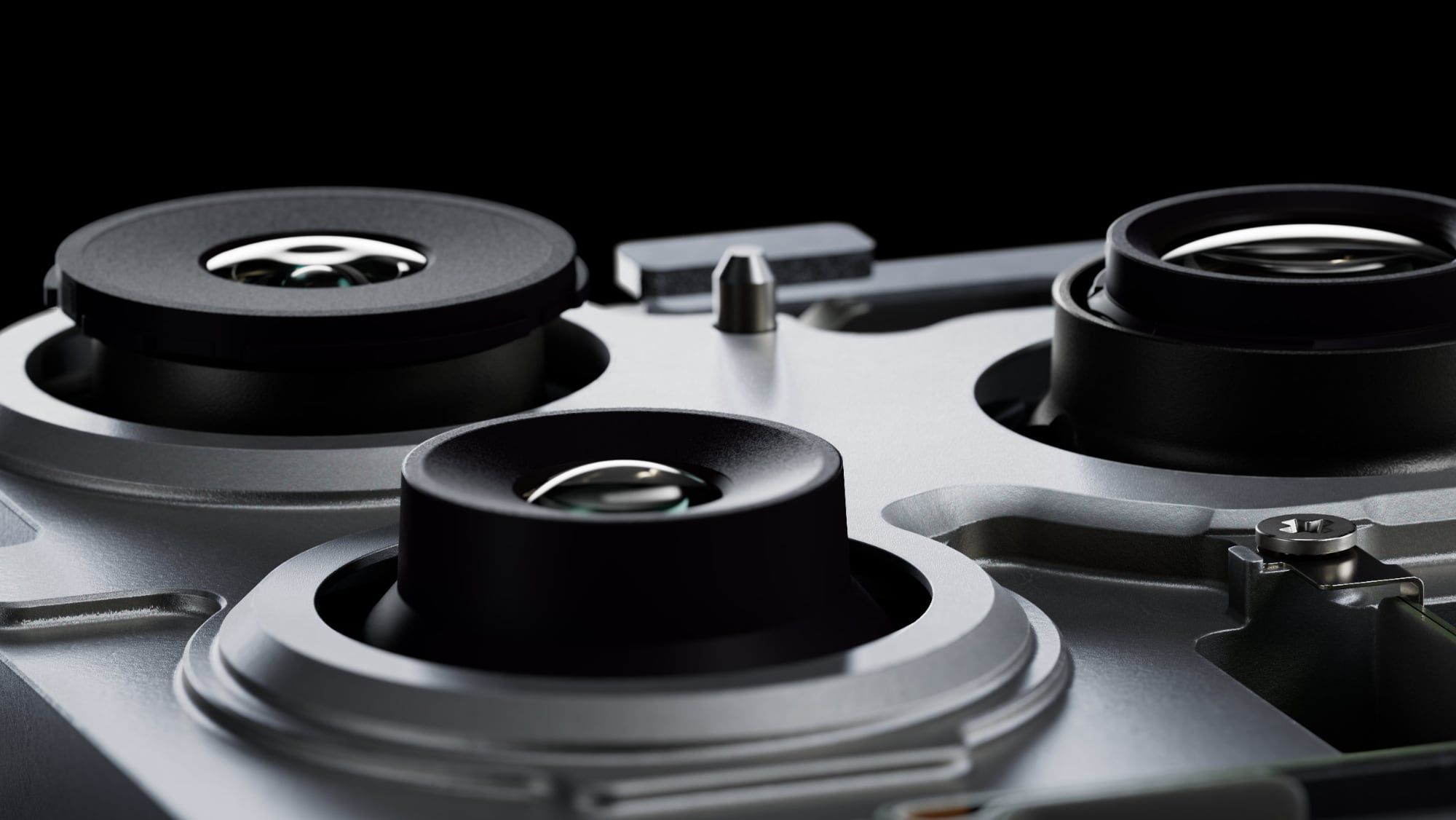 من موقع فون إسلام: منظر عن قرب لثلاث عدسات كاميرا في الجزء الخلفي من هاتف ذكي حديث، تُظهر عناصر العدسة التفصيلية وغطاء الجهاز المعدني.