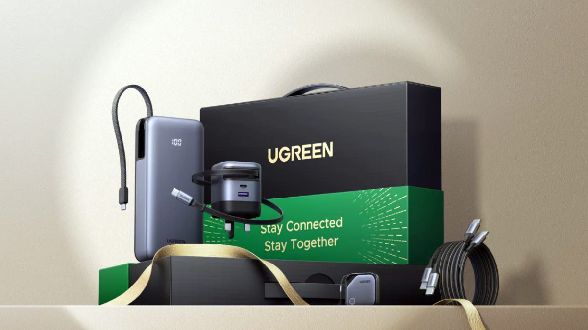 من موقع فون إسلام: علبة هدايا UGREEN مع بنك طاقة وكابلات شحن وشاحن USB ومحولات معروضة على سطح بيج اللون مع شريط ذهبي.