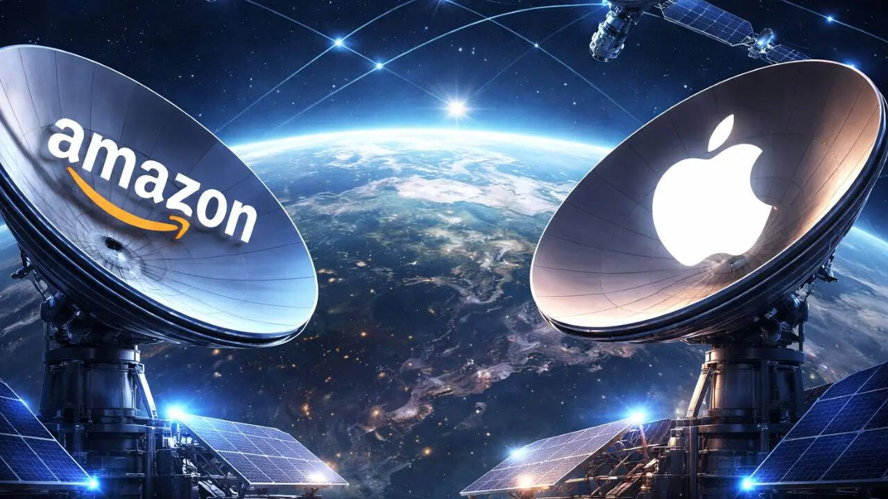 من موقع فون إسلام: يواجه صحنان كبيران من أطباق الأقمار الصناعية الكبيرة التي تحمل شعارات أمازون وأبل الفضاء فوق الأرض، وتحيط بهما أقمار صناعية وخلفية مرصعة بالنجوم، في إشارة إلى مستقبل الأقمار الصناعية في الآي-فون.