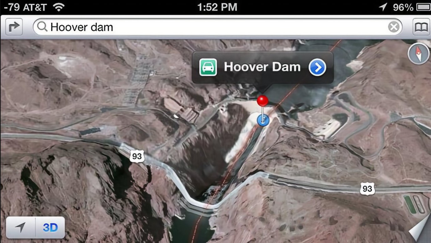 من موقع فون إسلام: منظر لخريطة القمر الصناعي من خرائط الأقمار الصناعية من خرائط آبل تظهر سد هوفر، الذي يحمل علامة دبوس الموقع، ويقع بين التضاريس الصخرية ويمر به الطريق السريع 93 - وهو معلم بارز يحظى بإعجاب تيم كوك.