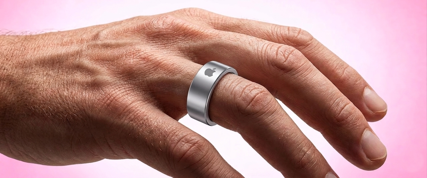 من موقع فون إسلام: يد ترتدي يد ترتدي خاتمًا معدنيًا من خاتم آبل الذكي مع شعار Apple على البنصر، على خلفية متدرجة باللون الوردي.
