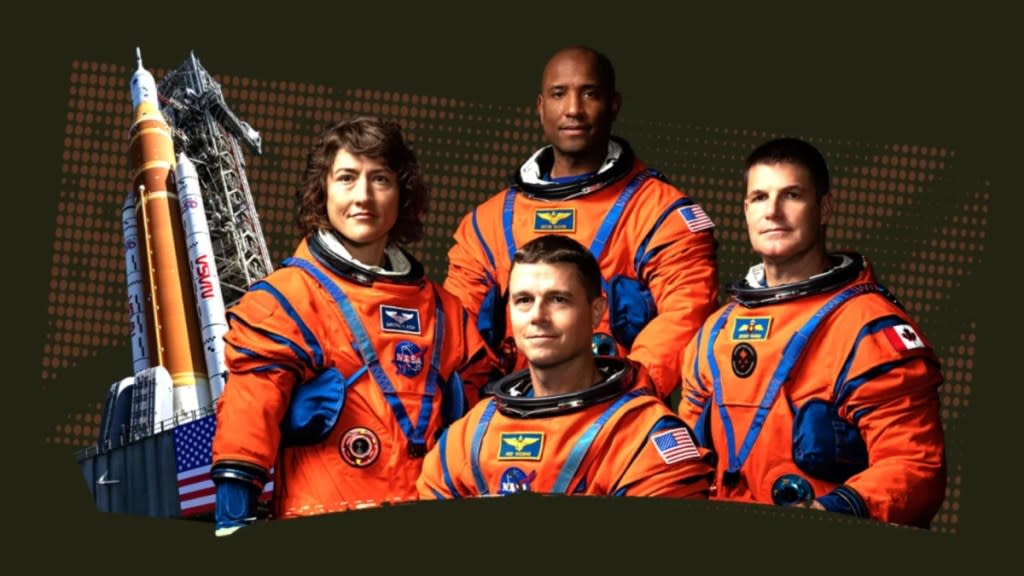 من موقع فون إسلام: يقف أربعة رواد فضاء يرتدون بدلات فضاء برتقالية اللون تابعة لوكالة ناسا بالقرب من منصة إطلاق صاروخ. ومن بينهم واحد يحمل شارة العلم الكندي، ويحملون برو 17 ماكسو في الفضاء لالتقاط صورة تذكارية.