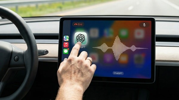 من موقع فون إسلام: يد تلمس يدك أيقونة تطبيق ChatGPT على نظام CarPlay على شاشة السيارة التي تعمل باللمس، مع ظهور شكل موجة صوتية وأيقونات تطبيق غير واضحة على الشاشة.