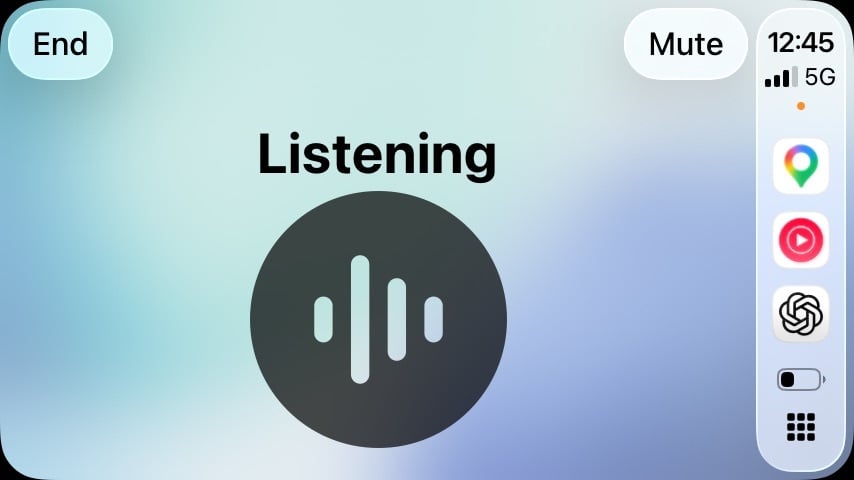 من موقع فون إسلام: تُظهر شاشة الهاتف الذكي واجهة المساعد الصوتي مع نص "الاستماع" وأيقونة الموجة الصوتية وخيارات الإنهاء وكتم الصوت وأيقونات التطبيقات، وهي الآن تتميز بتكامل نظام CarPlay على الجانب الأيمن.
