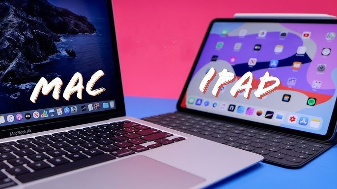 من موقع فون إسلام: يتم عرض جهاز كمبيوتر محمول MacBook Air وجهاز iPad مع لوحة مفاتيح جنباً إلى جنب على سطح أزرق ووردي اللون.