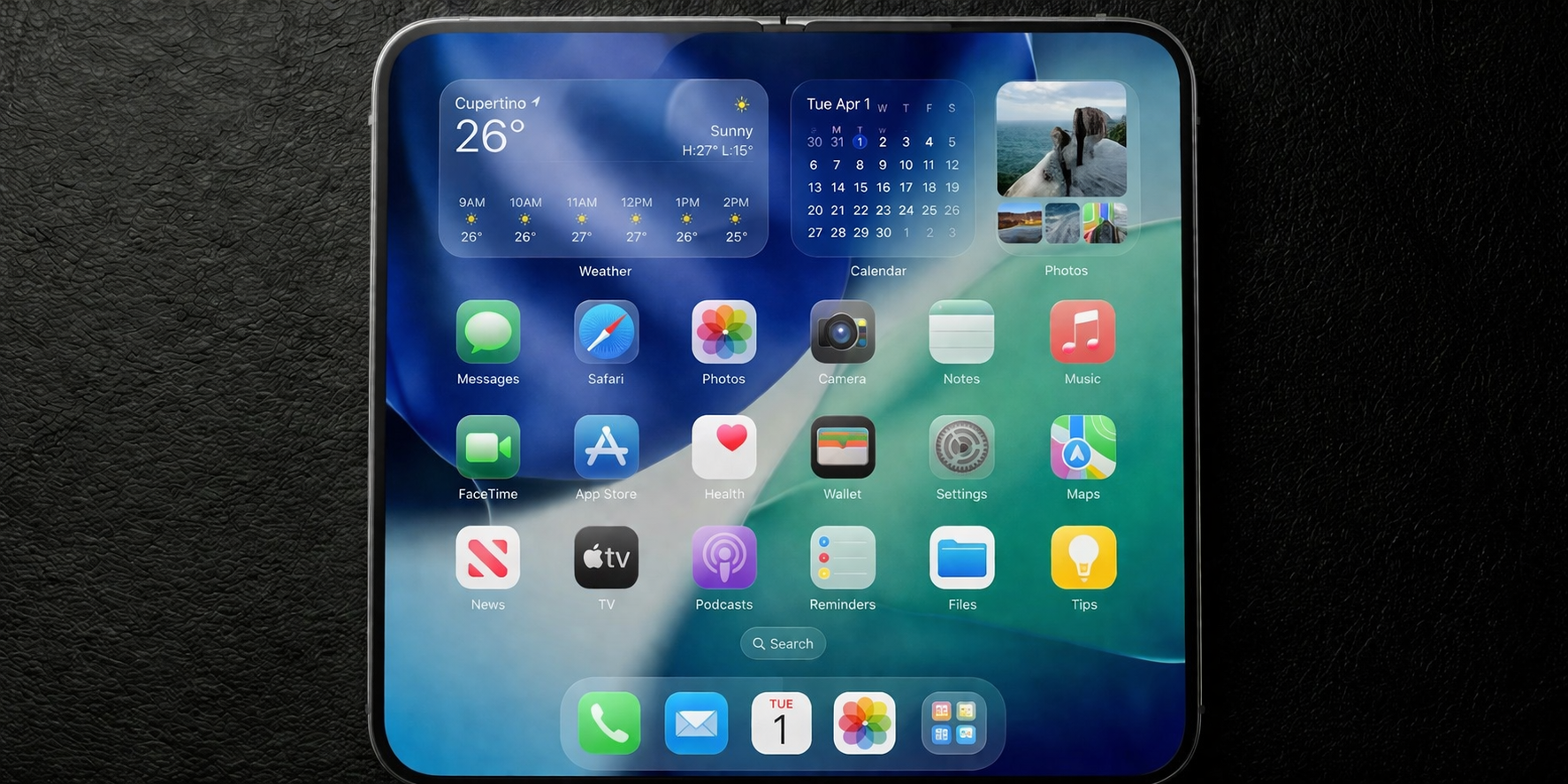 من موقع فون إسلام: يعرض الهاتف الذكي القابل للطي "آي فولد" القابل للطي مع فتح شاشته شاشة iOS الرئيسية التي تضم أيقونات التطبيقات، وأدوات الطقس والتقويم والصور على خلفية داكنة.