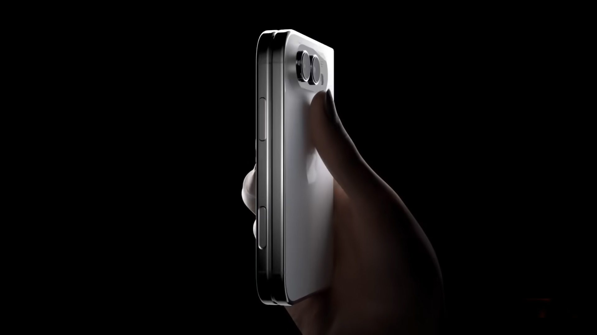 من موقع فون إسلام: يد تحمل ألترا القابل للطي بكاميرات خلفية مزدوجة على خلفية سوداء.