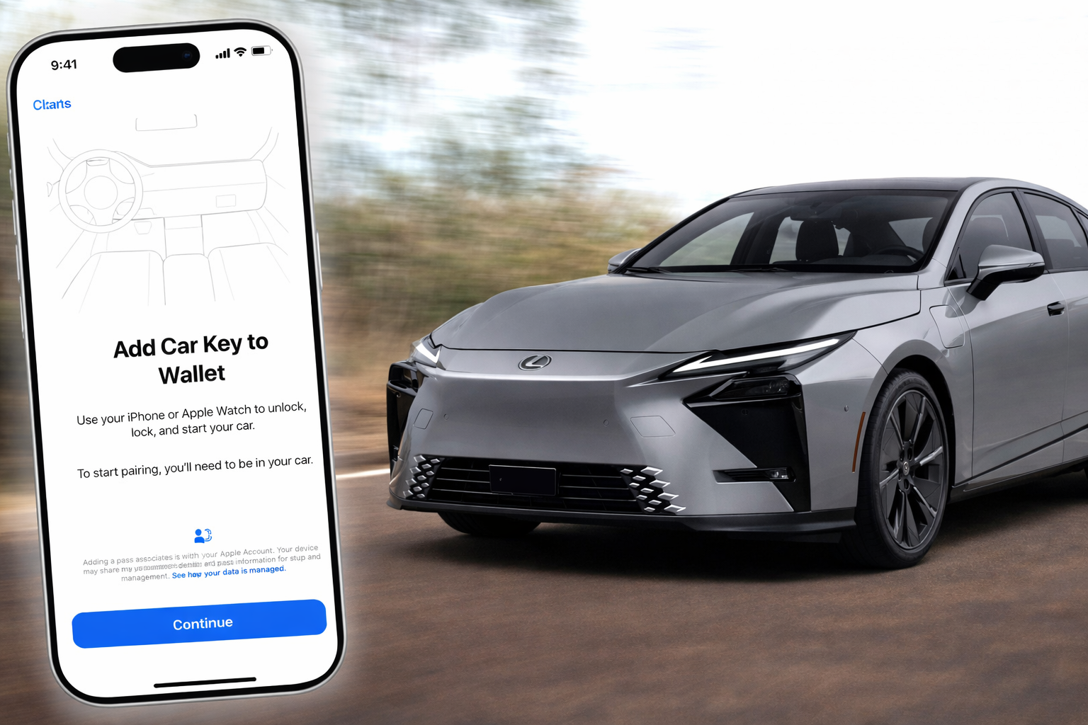 من موقع فون إسلام: تعرض شاشة الهاتف الذكي الإعدادات الخاصة بإضافة مفتاح السيارة لكزس في محفظة آبل بجانب سيارة لكزس سيدان رمادية اللون تسير على طريق.