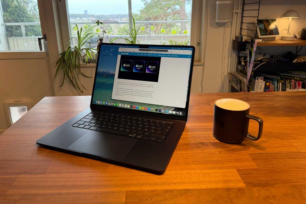 من موقع فون إسلام: جهاز كمبيوتر محمول يعرض موقعًا إلكترونيًا على طاولة خشبية بجوار كوب من القهوة، وفي الخلفية نافذة ونباتات.