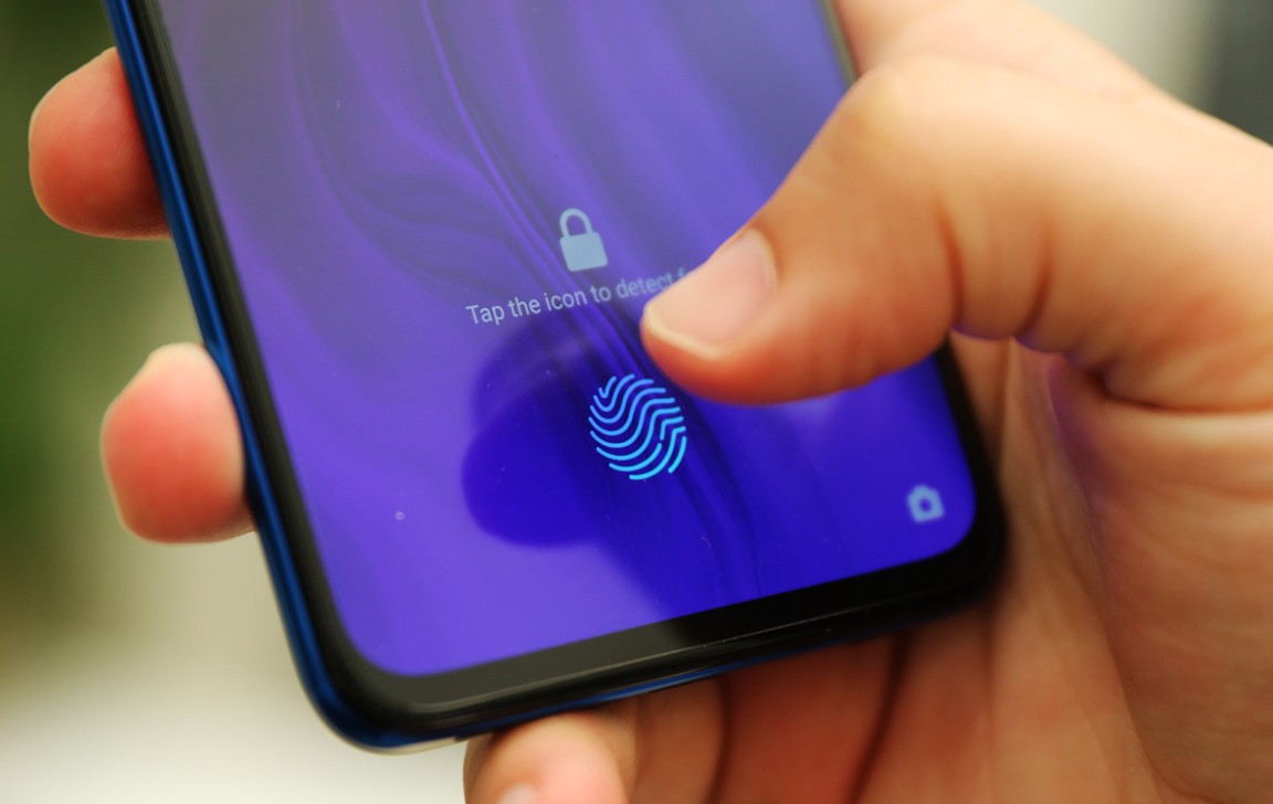 من موقع فون إسلام: يستخدم الشخص إبهامه لفتح قفل الهاتف الذكي باستخدام ماسح ضوئي لبصمة الإصبع على الشاشة، وهي ميزة شائعة في كل من أجهزة الآي-فون والأندرويد.