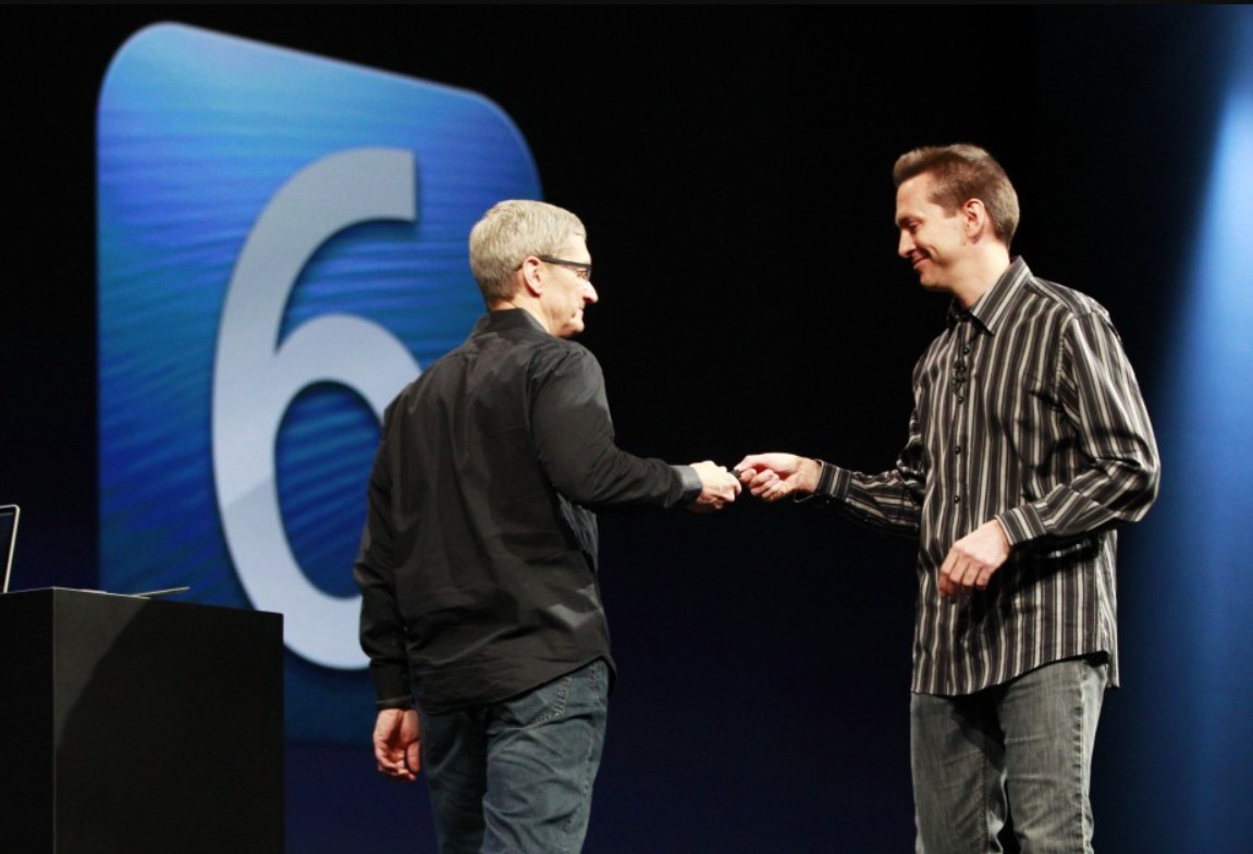 من موقع فون إسلام: خلال أحد العروض التقديمية، يظهر رجلان يتصافحان على خشبة المسرح أمام شاشة كبيرة تعرض الرقم 6، ربما أثناء تقديم تيم كوك خرائط آبل في حدث تقني كبير.