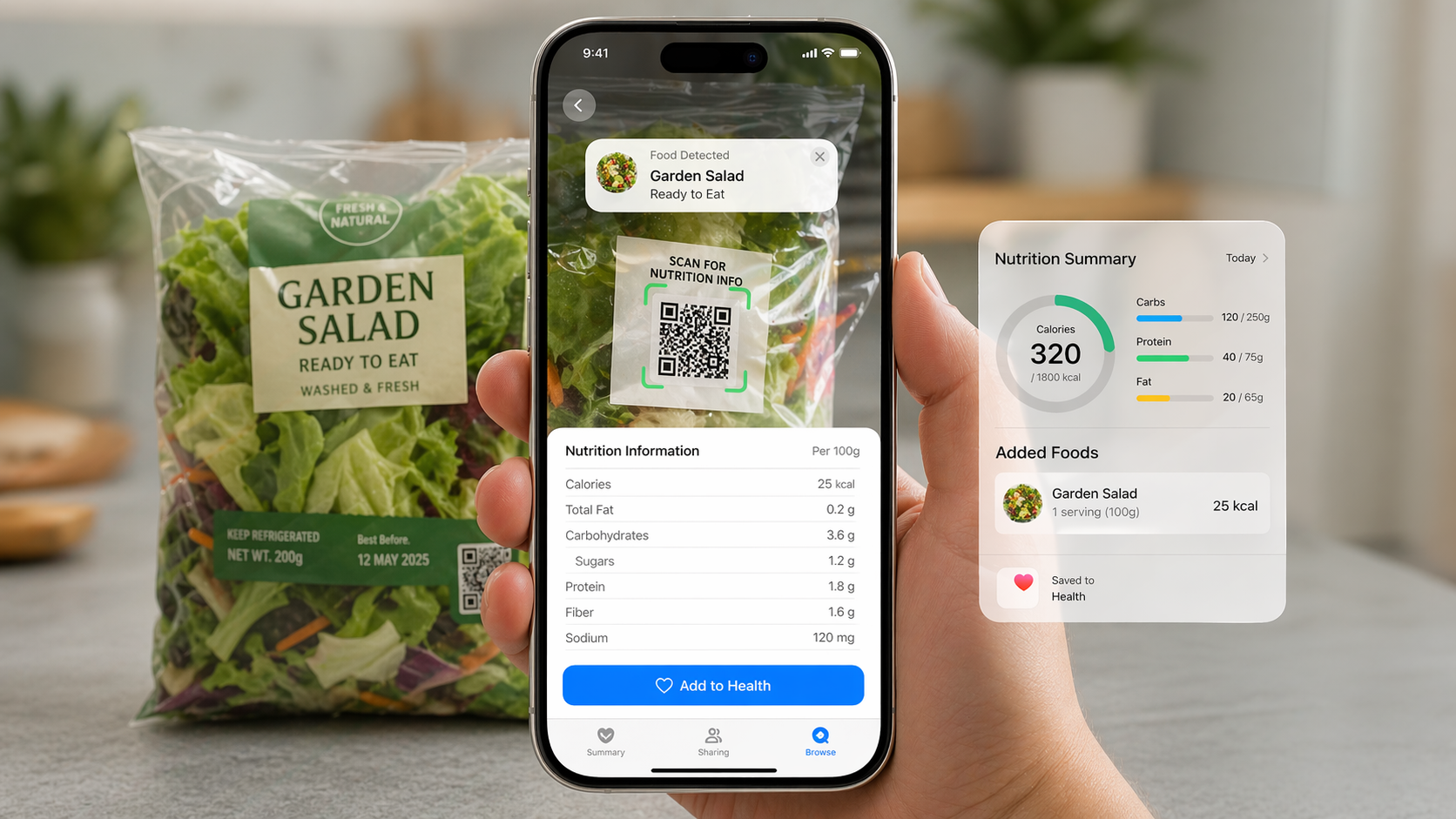 من موقع فون إسلام: يدٌ تحمل هاتفًا ذكيًا يعمل بنظام iOS 27، وتمسح رمز الاستجابة السريعة الموجود على عبوة سلطة الحديقة وتعرض معلومات التغذية مع ملخص في واجهة تطبيق صحي.