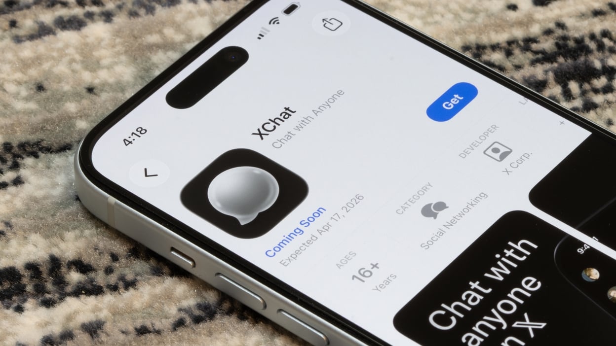من موقع فون إسلام: صورة مقرّبة لجهاز آيفون يعرض تطبيق XChat في متجر التطبيقات، ويظهر أيقونته "قريباً" وتاريخ الإصدار المتوقع في 17 أبريل, 2026-مثالي لـ متابعة أخبار التقنية أو ملخصي لأخبار التقنية أو ملخصي لأخبار على الهامش.