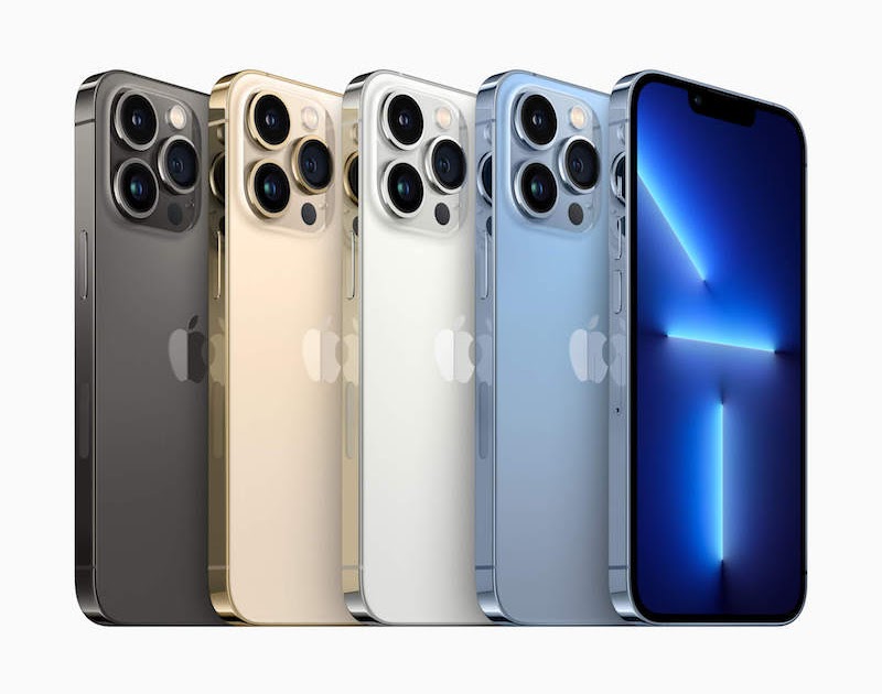 من موقع فون إسلام: يتم عرض خمسة هواتف ذكية من iPhone 13 Pro بألوان مختلفة، حيث يظهر كل من الجزء الخلفي المزود بثلاث عدسات كاميرا والشاشة الأمامية - وهي مثالية لمن يفكرون في شراء هاتف آي فون قديم 2026.