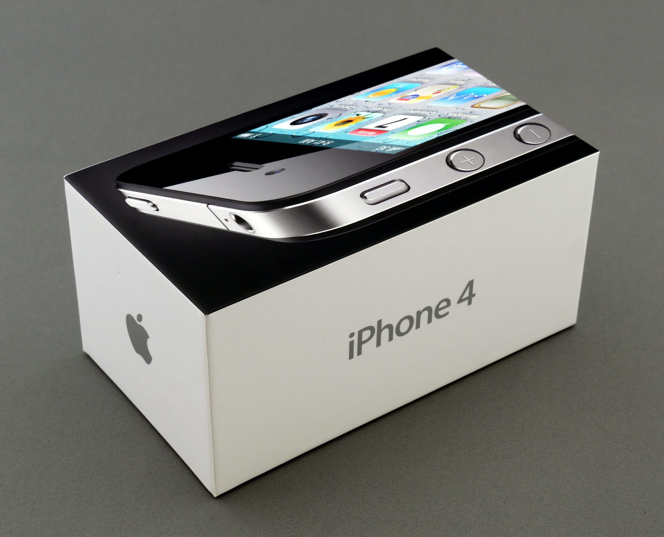 من موقع فون إسلام: صندوق بيع بالتجزئة أبيض اللون لهاتف iPhone 4 يعرض صورة للهاتف ونص "iPhone 4" على الجانب، وهو مثالي لتجربة فتح علبة الآي فون للمستخدمين الجدد.