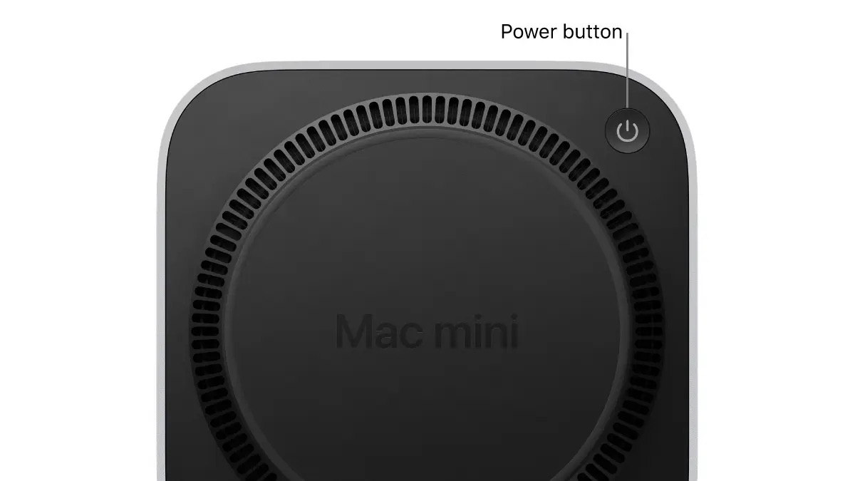 من موقع فون إسلام: لقطة مقربة لأسفل جهاز Mac mini، مع سهم مكتوب عليه علامة تشير إلى طاقة ماكيني M4 في الزاوية اليمنى العليا.