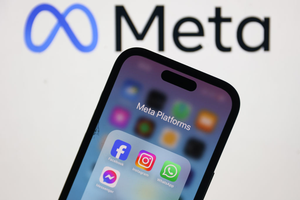 من موقع فون إسلام: يعرض الهاتف الذكي تطبيقات Facebook وInstagram وWhatsApp وWhatsApp وMessenger في مجلد يحمل اسم "Meta Platforms," مع ظهور شعار Meta واسمه في الخلفية - وهو مثالي لمتابعة أخبار الأسبوع وأخبار على الهامش.