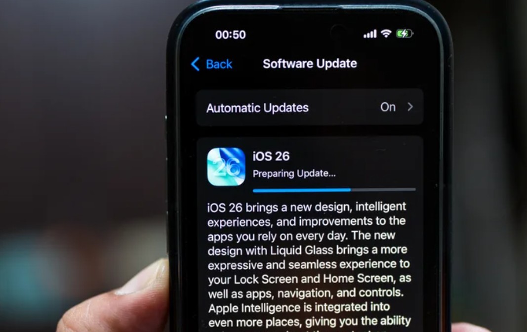 من موقع فون إسلام: تعرض شاشة الهاتف الذكي صفحة تحديث برنامج iOS 26، وتظهر تفاصيل تحديثات الآي فون و"إعداد التحديث..." ضمن إعدادات التحديثات التلقائية.