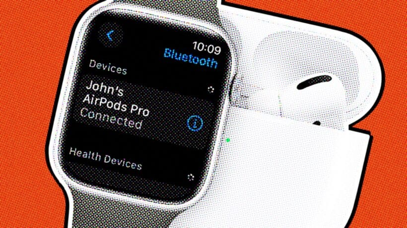 من موقع فون إسلام: تُظهر شاشة ساعة ذكية عبارة «AirPods Pro الخاصة بـ جون متصلة» عبر البلوتوث، مع ظهور سماعات AirPods وحافظتها في الخلفية على خلفية برتقالية، مما يسلط الضوء على ميزات مثل قياس نبضات القلب لمراقبة الحالة الصحية.