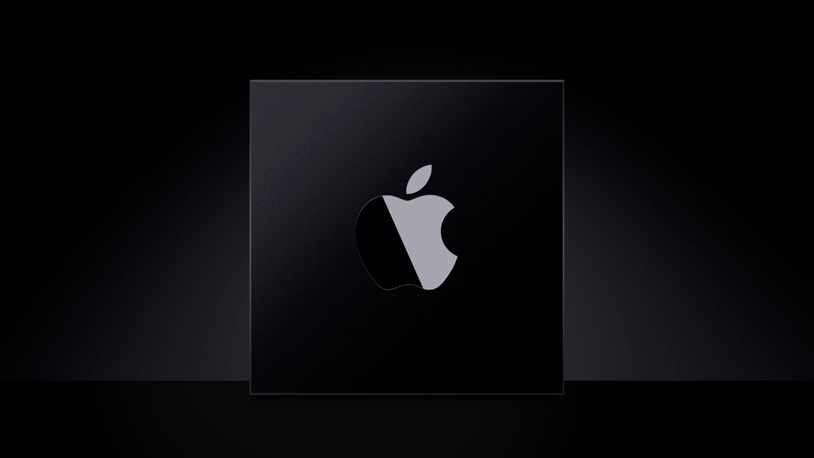 من موقع فون إسلام: رقاقة مربعة سوداء تحمل شعار «Apple» الفضي، موضوعة في منتصف خلفية داكنة، وهي مثالية لعرض «أخبار الأسبوع» أو أبرز الأخبار في الهامش.