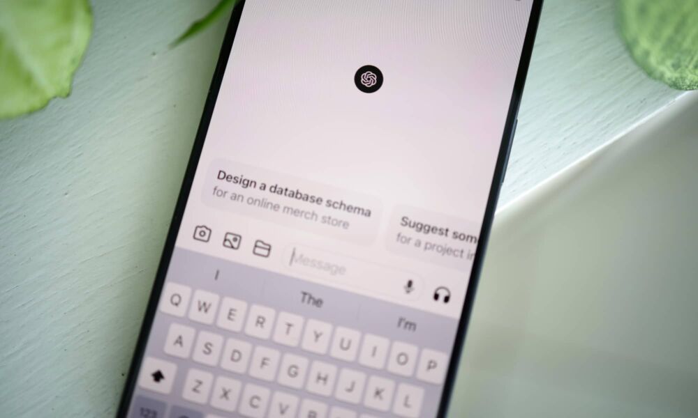هاتف آي-فون يعرض واجهة ChatGPT الذكية