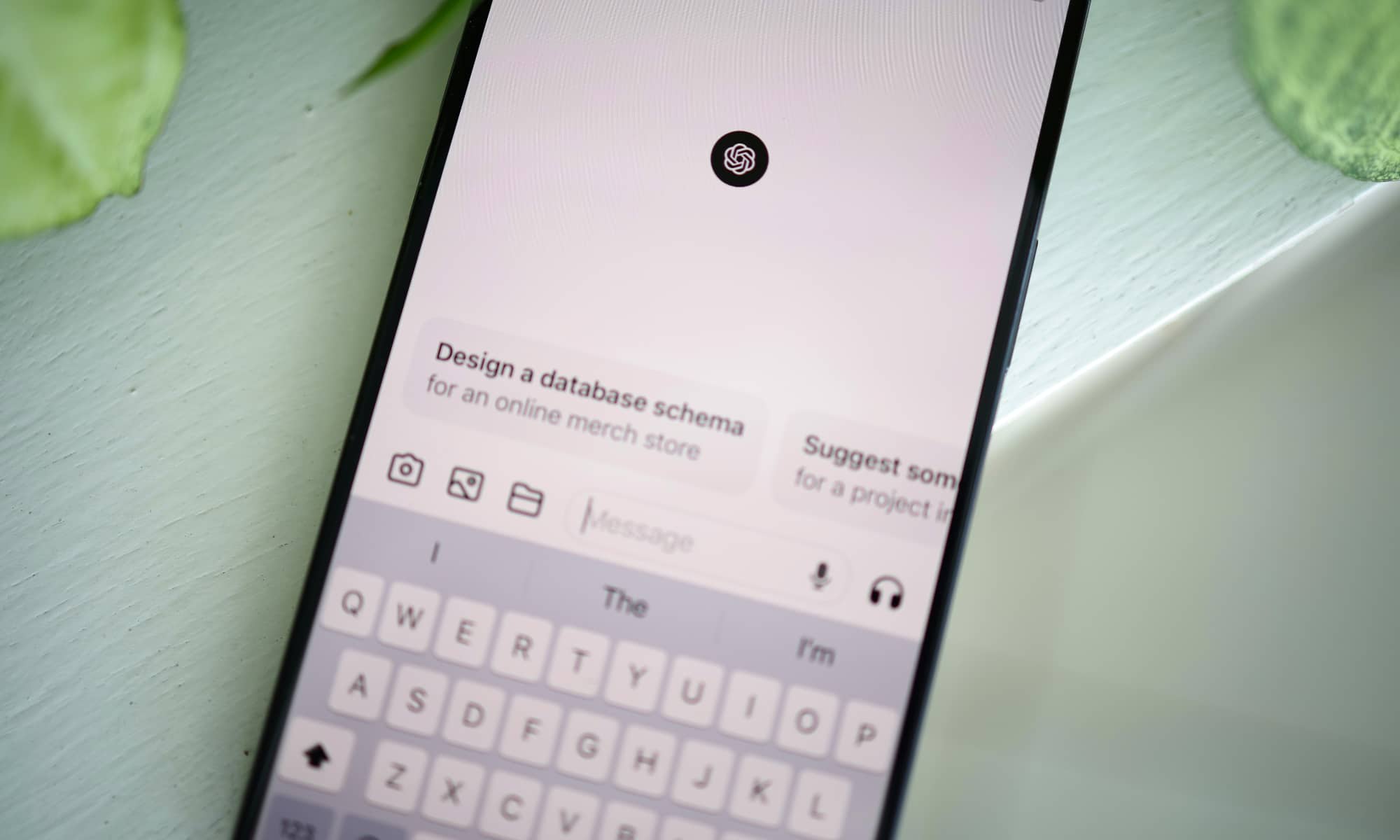 تطبيق ChatGPT على هاتف آي-فون