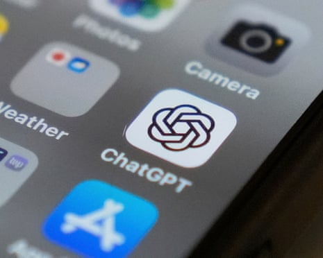 من موقع فون إسلام: لقطة مقربة لشاشة هاتف ذكي تُظهر أيقونة تطبيق ChatGPT بين تطبيقات أخرى مثل «الكاميرا» و«الطقس» و«متجر التطبيقات»، مما يسلط الضوء على الاستخدامات الإبداعية لـ ChatGPT في الحياة اليومية.