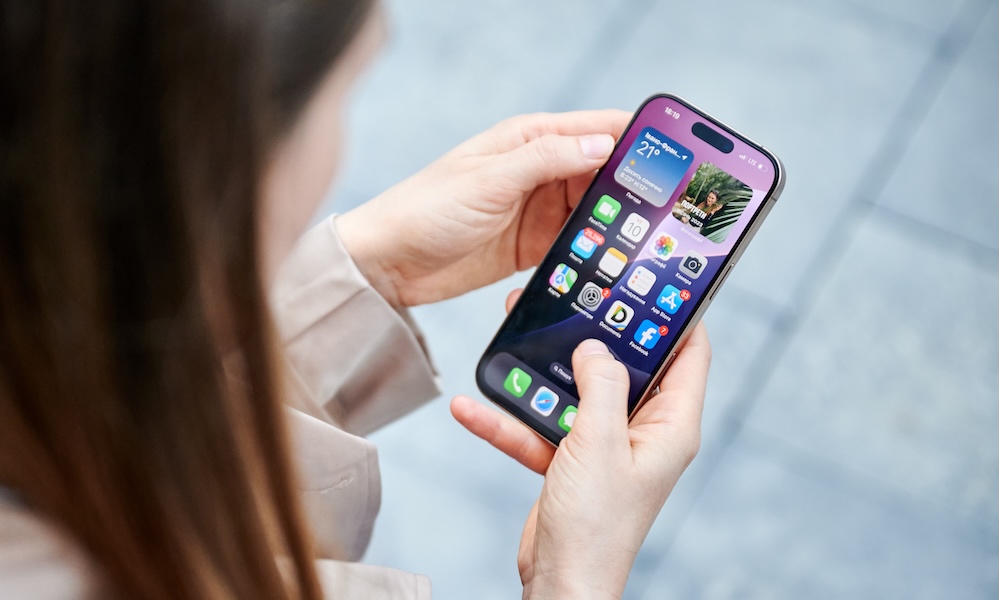 استخدام هاتف آي-فون 16 برو