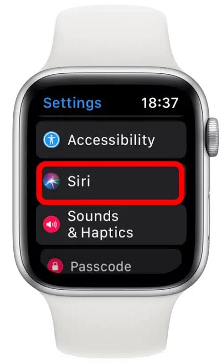 من موقع فون إسلام: تعرض ساعة آبل قائمة «الإعدادات» مع خيار «Siri» مظللاً باللون الأحمر، وتُظهر بعض ميزات ساعة آبل مثل «إمكانية الوصول» و«الأصوات واللمس» و«رمز المرور».
