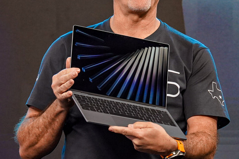 من موقع فون إسلام: يُظهر شخص ما جهاز كمبيوتر محمول من طراز ديل XPS 13 للطلاب وهو مفتوح، ويظهر على شاشته نمط هندسي داكن، وهو يرتدي قميصًا داكنًا يظهر على أكمامه جزء من مخطط ولاية تكساس.