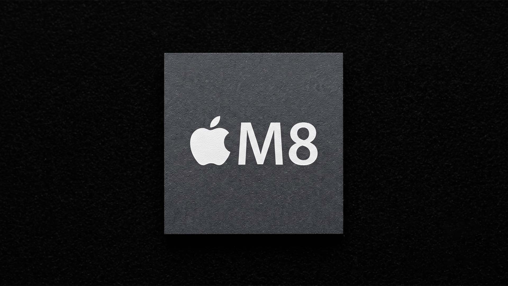 من موقع فون إسلام: رقاقة مربعة سوداء تحمل شعار «Apple» الأبيض والنص «M8»، على خلفية سوداء، مما يسلط الضوء على التطور الذي طرأ من معالجات آبل سيليكون M7 إلى التكنولوجيا المتقدمة التي تتميز بها M8.