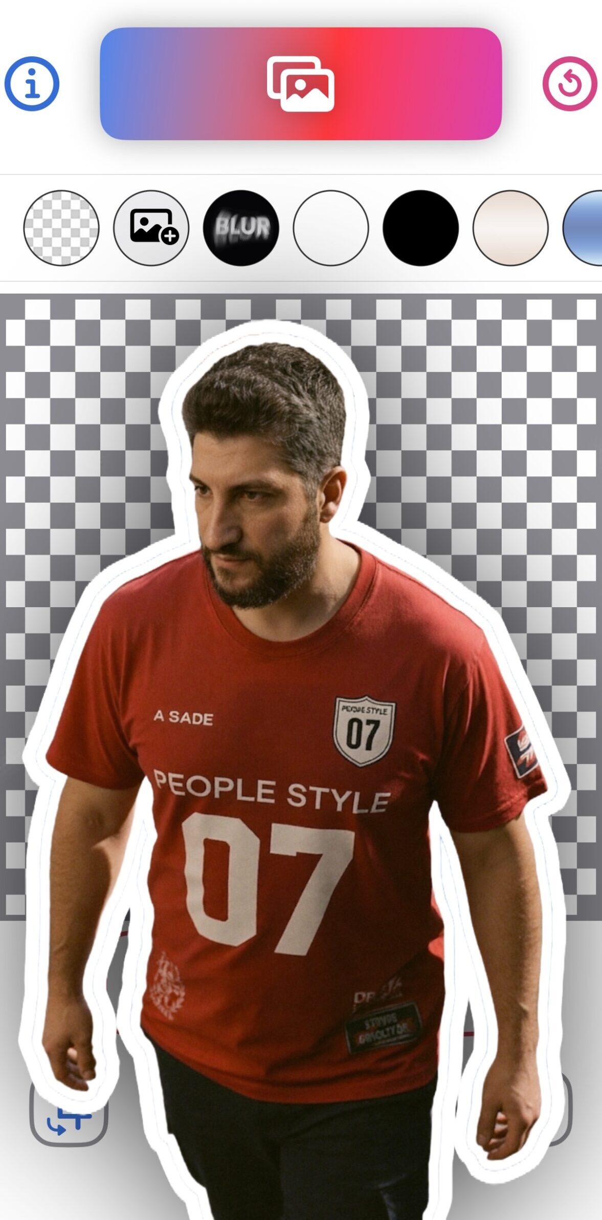 من موقع فون إسلام: يقف رجل يرتدي قميصًا أحمر مكتوبًا عليه «People Style 07» أمام خلفية شفافة مربعة، وتظهر أدوات تحرير الصور في الجزء العلوي، في عرض لتأثيرات تطبيق عزل الخلفية المستخدم في تحرير الصور الاحترافي.