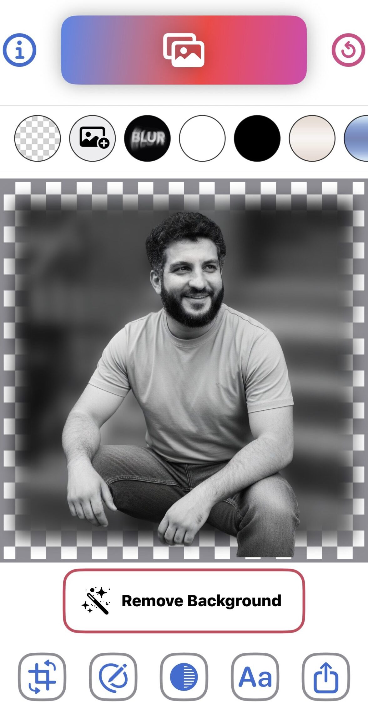 من موقع فون إسلام: يظهر رجل ذو شعر مجعد ولحية جالسًا في الهواء الطلق، وهو يبتسم، في تطبيق لتحرير الصور — تطبيق عزل الخلفية — مع ظهور تأثير التمويه وخيارات الإطارات.