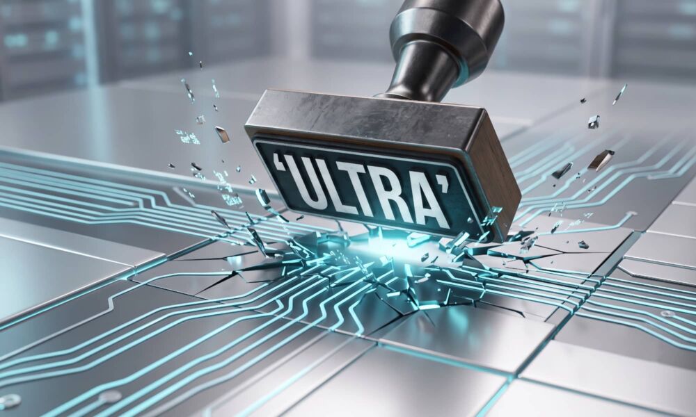من موقع فون إسلام: يُضغط ختم يحمل عبارة «ULTRA» على لوحة دوائر كهربائية متوهجة، مما يتسبب في انبعاث شرارات وأصوات طقطقة، مع خلفية ضبابية تظهر فيها حوامل الخوادم.