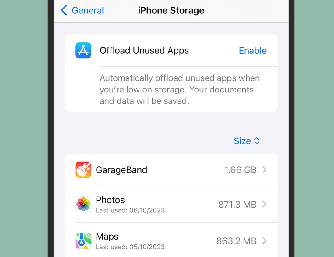 من موقع فون إسلام: شاشة إعدادات التخزين في iPhone التي تعرض خيار «إفراغ التطبيقات غير المستخدمة»، مما يساعدك على توفير مساحة التخزين بكفاءة. كما تعرض الشاشة قائمة بالتطبيقات مع مساحة التخزين التي تشغلها وتواريخ آخر استخدام لها.