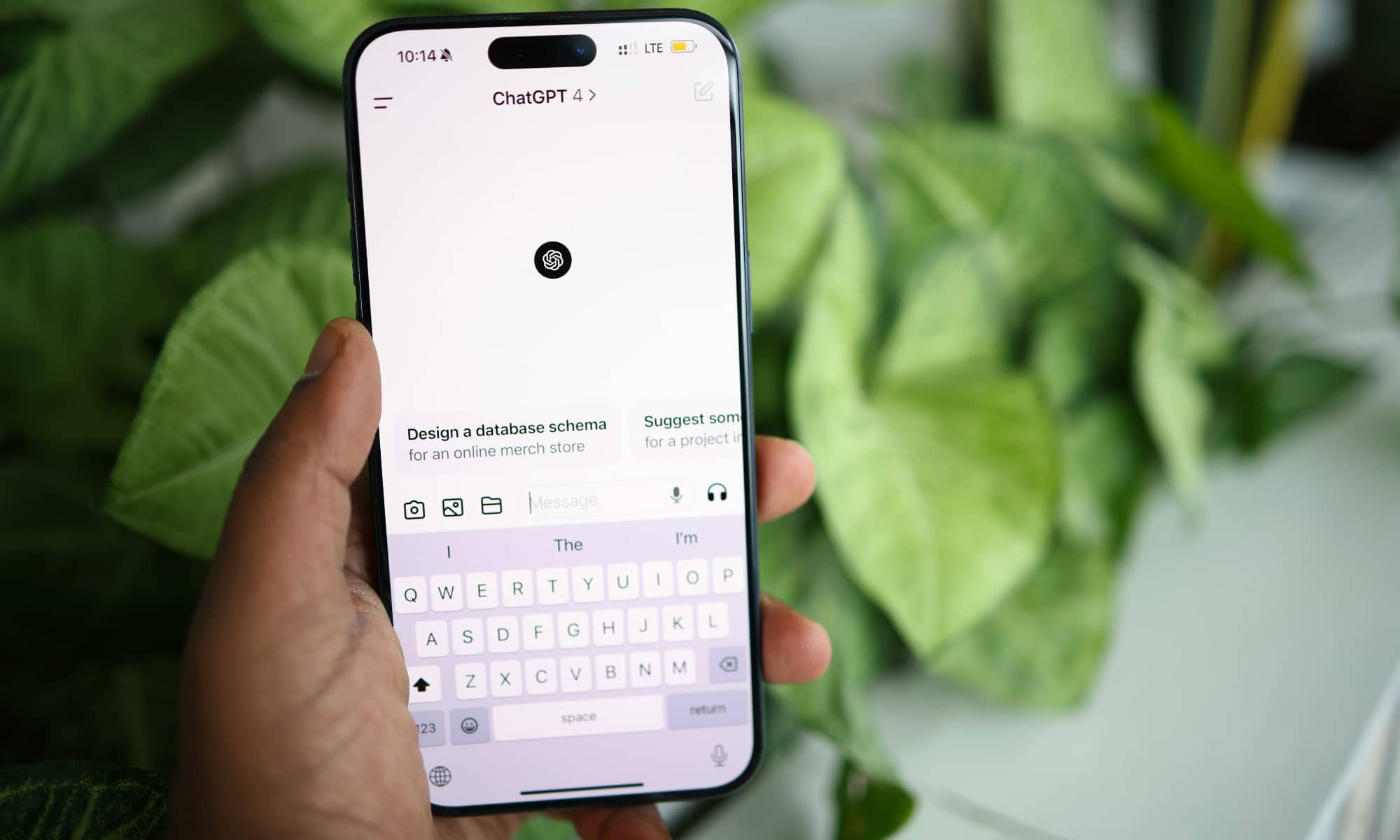 تطبيق ChatGPT على هاتف آي-فون
