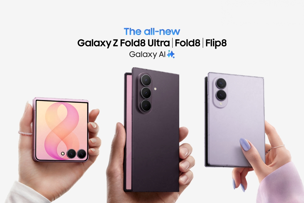 من موقع فون إسلام: ثلاث أيدي تحمل هواتف «سامسونج جالاكسي Z Fold8 Ultra» و«Fold8» و«Flip8»، لتُظهر تصميماتها القابلة للطي. ويُبرز النص الموجود أعلاه هذه الطرازات ويشير إلى «Galaxy AI».